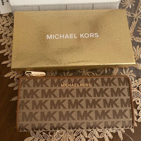 Michael Kors Handbags - New ♥️beautiful MK logo 3 quarter zip giftabels